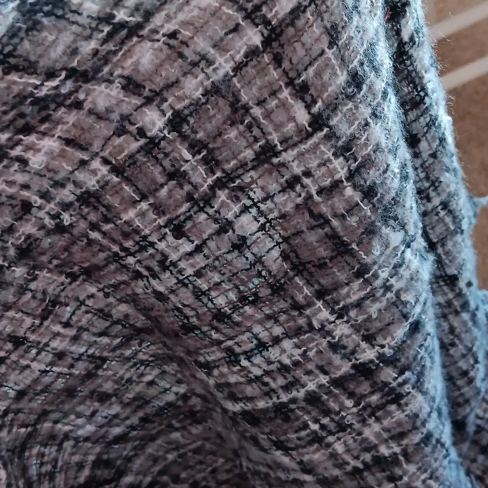 Wrap~ black and white acrylic plaid - Picture 2 of 4